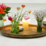 Blumen auf goldenen Teller