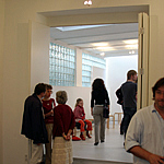 Die Halle Frankfurt mit Menschen