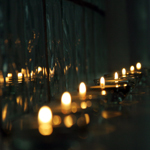 Kerzen in einer Reihe im Dunkeln